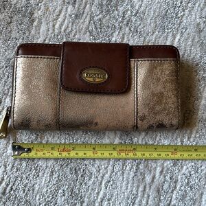 Distressed Fossil wallet multi slots, zippered pockets